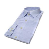 Camisa de vestir color azul claro de mangas largas y cuello sin botones